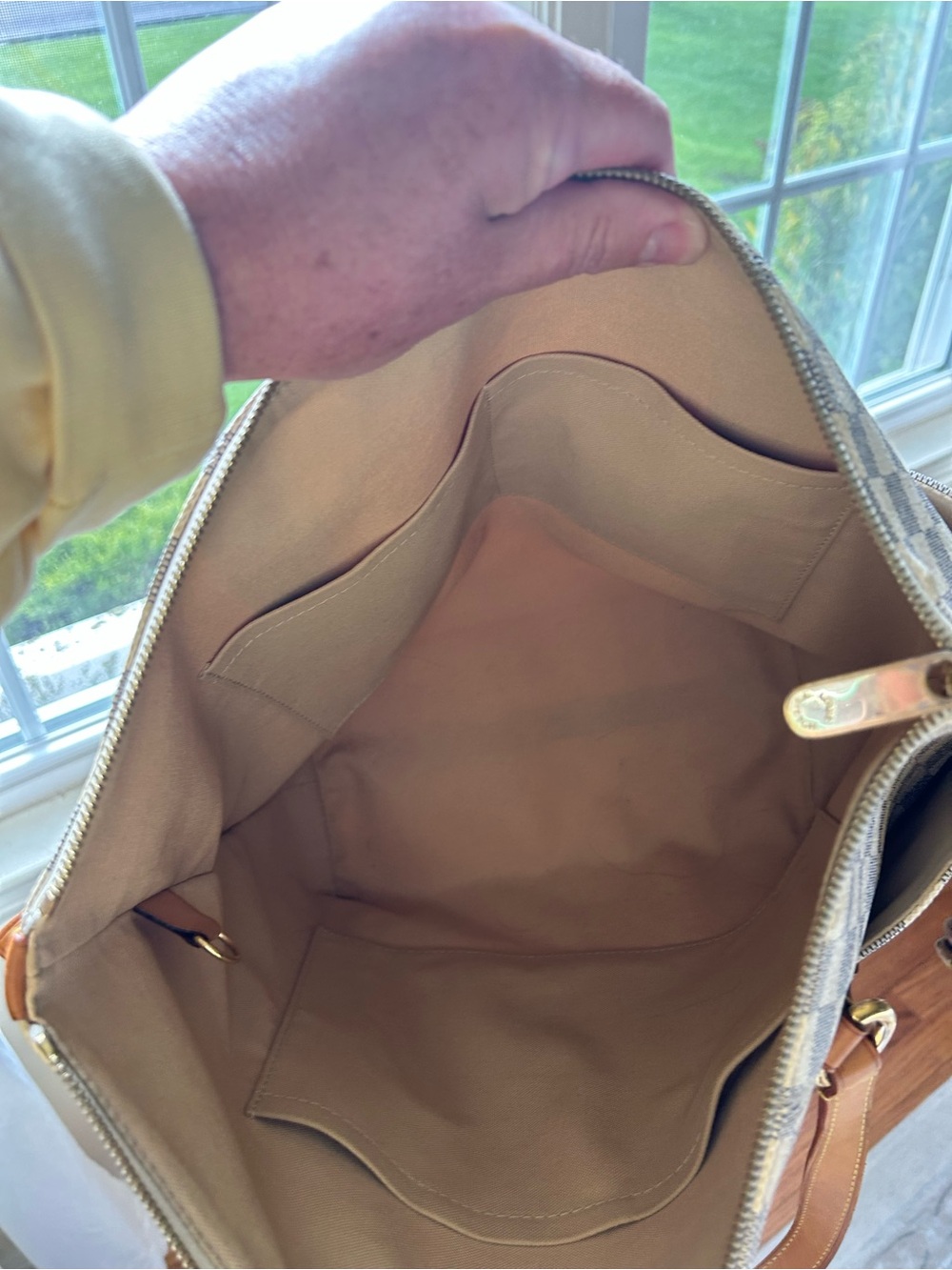 Louis Vuitton totally mm .. White and Beige Damier Azur Tote - Picture 12 of 12